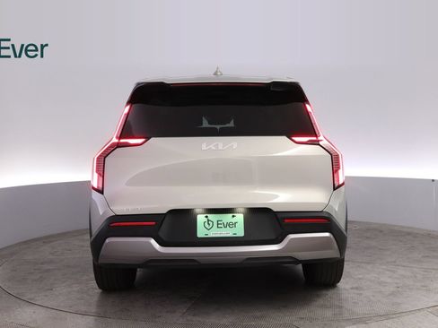 Used 2024 Kia EV9 Light Long Range RWD image 15