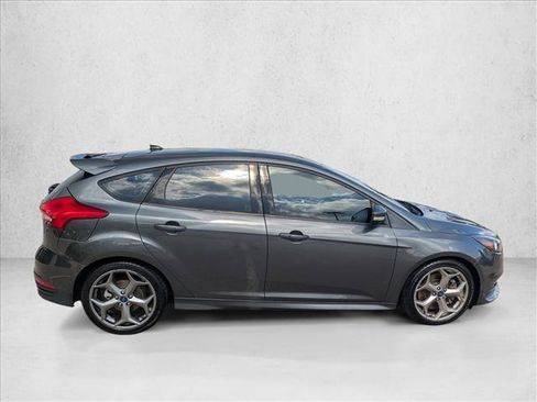 Used 2018 Ford Focus ST FWD image 4