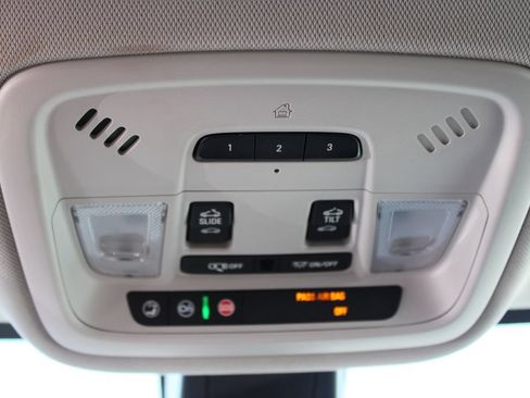 Used 2018 Chevrolet Traverse LT FWD image 22