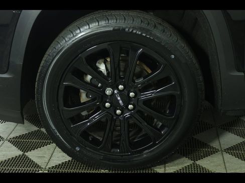 Used 2023 GMC Acadia SLE w/ Driver Convenience Package image 5