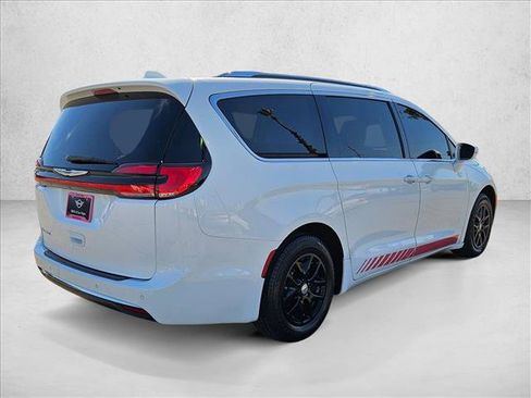 Used 2021 Chrysler Pacifica Touring-L FWD image 5