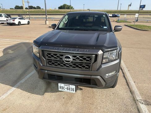 Used 2022 Nissan Frontier SV RWD image 3