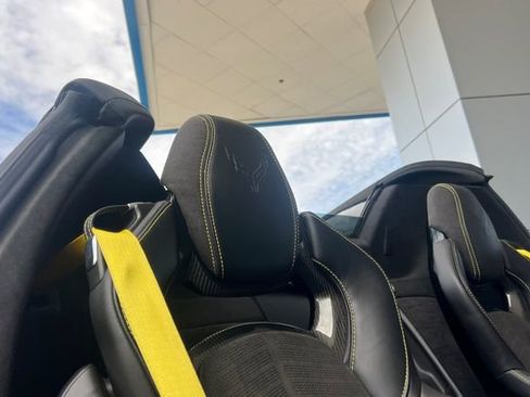 Used 2022 Chevrolet Corvette Stingray Premium Conv w/ Z51 Performance Package RWD image 17