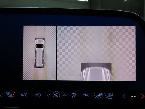 Used 2025 Chevrolet Suburban High Country image 18