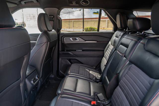 Certified 2025 Ford Explorer ST-Line w/ Premium Package RWD image 17