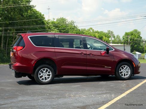 Used 2023 Chrysler Voyager LX image 28