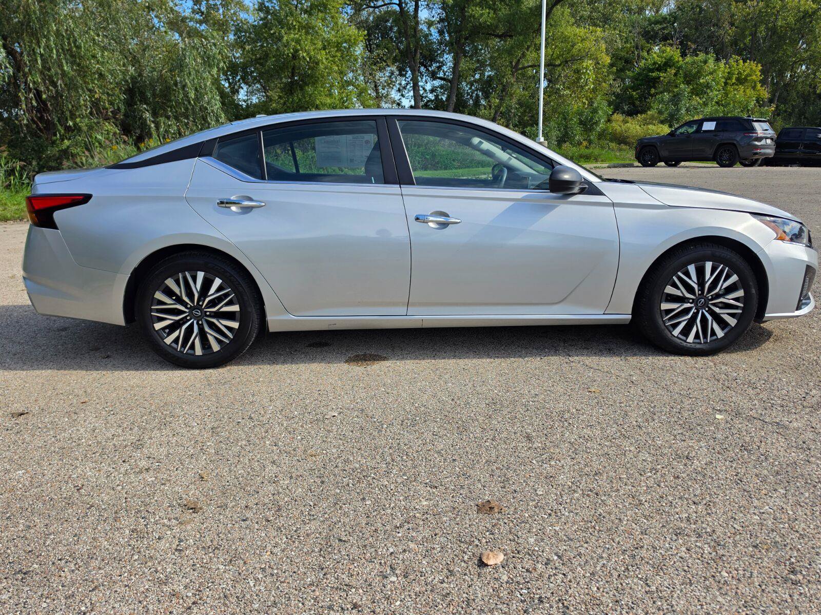 Used 2024 Nissan Altima 2.5 SV FWD image 9