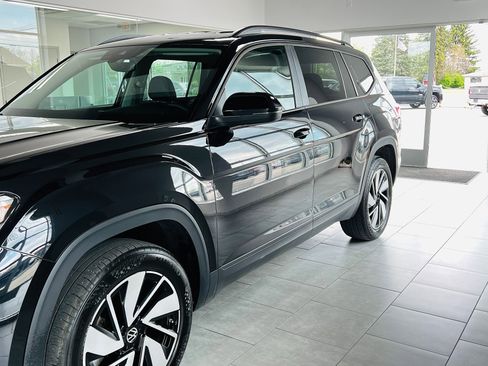 Used 2025 Volkswagen Atlas SE AWD/4WD image 2