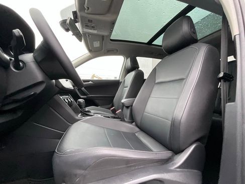 Used 2020 Volkswagen Tiguan SE w/ Panoramic Sunroof Package image 11