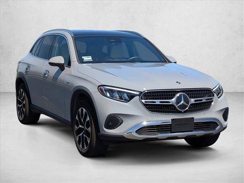 Used 2025 Mercedes-Benz GLC 350e 4MATIC image 3