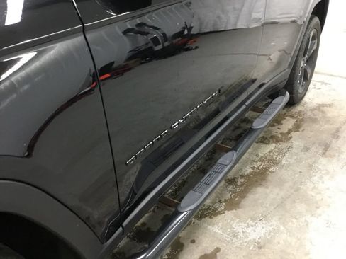 Used 2023 Jeep Grand Cherokee Limited w/ Luxury Tech Group II AWD/4WD image 5