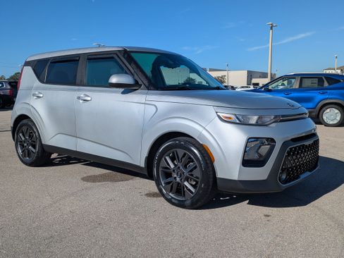 Used 2021 Kia Soul EX image 2