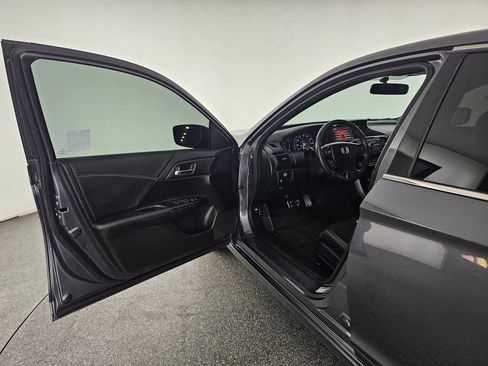 Used 2017 Honda Accord Sport image 19