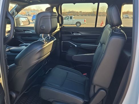 Used 2024 Jeep Wagoneer Series II w/ Convenience Group I image 8