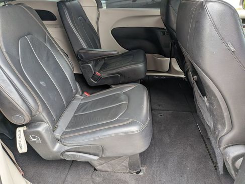 Used 2018 Chrysler Pacifica Touring-L w/ Tire & Wheel Group FWD image 25