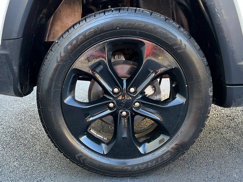 Used 2018 Jeep Compass Latitude AWD/4WD image 12