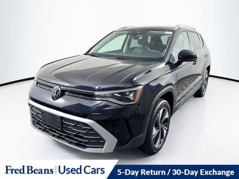 Used 2025 Volkswagen Taos SE AWD/4WD image 3
