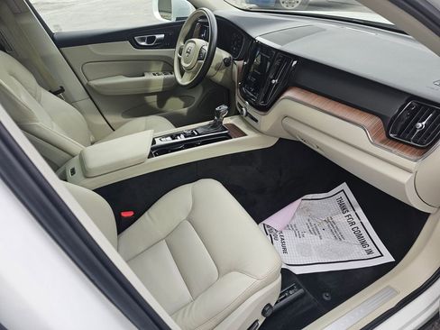 Used 2021 Volvo XC60 T5 Momentum image 11