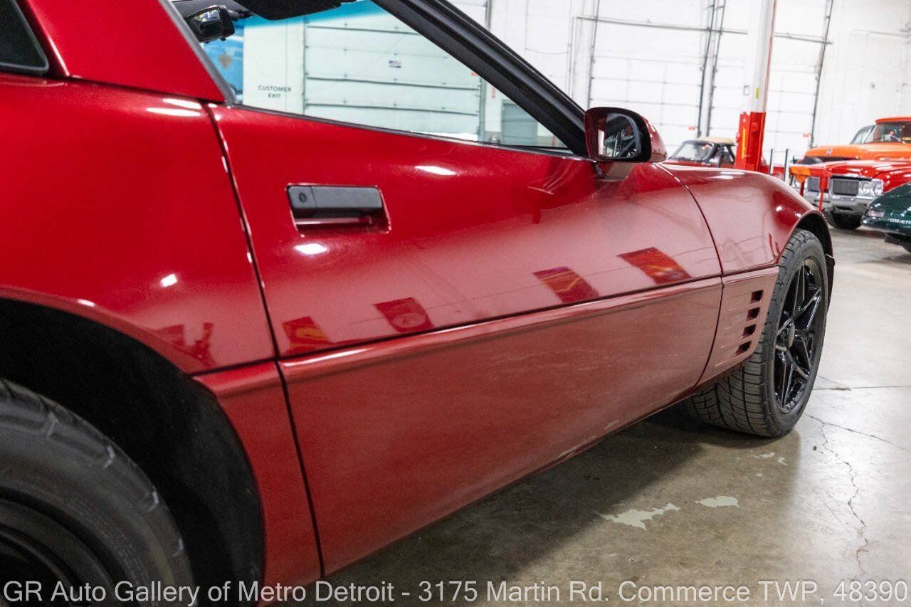 Used 1992 Chevrolet Corvette Coupe RWD image 24