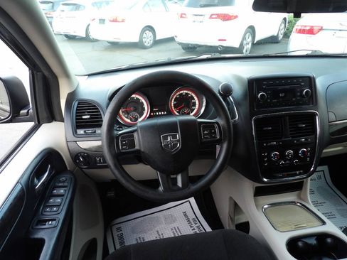 Used 2016 Dodge Grand Caravan SXT FWD image 5