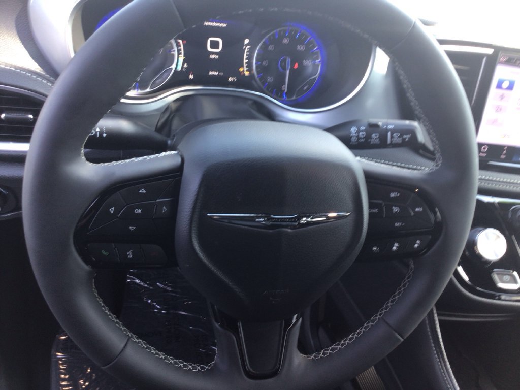 Used 2026 Chrysler Pacifica Limited w/ S Appearance Package FWD image 17