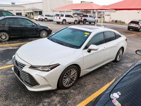 Used 2021 Toyota Avalon Limited image 3
