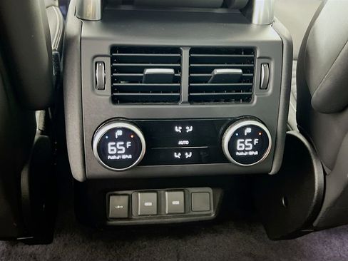 Used 2024 Land Rover Discovery Dynamic SE AWD/4WD image 27