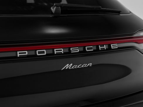 Certified 2025 Porsche Macan image 17