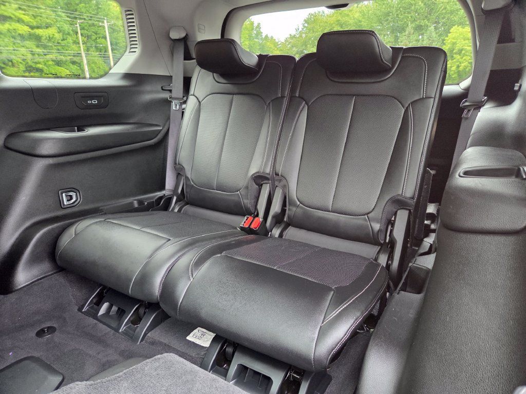 Used 2023 Jeep Grand Cherokee L Limited w/ Luxury Tech Group II AWD/4WD image 23