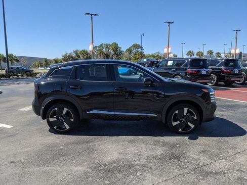 Certified 2025 Nissan Kicks SR FWD image 3