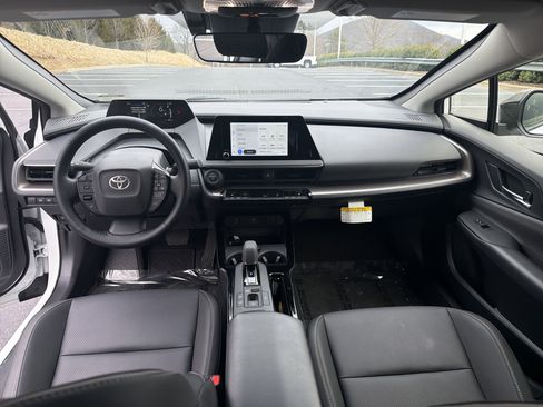 Used 2025 Toyota Prius XLE image 14