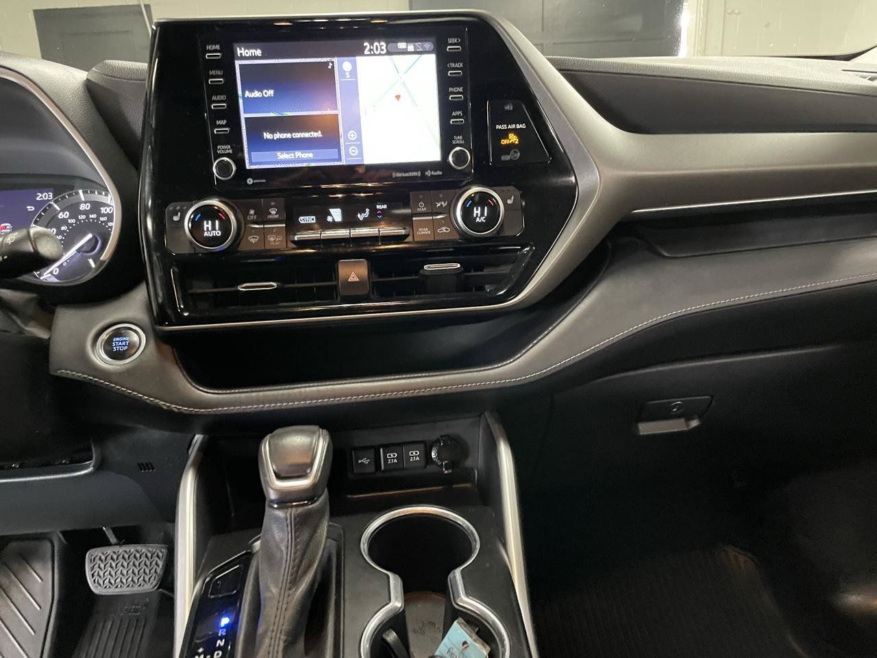 Used 2021 Toyota Highlander XLE AWD/4WD image 29