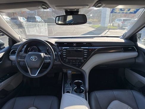 Used 2019 Toyota Camry XLE image 11
