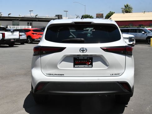 Used 2024 Toyota Highlander LE AWD/4WD image 7
