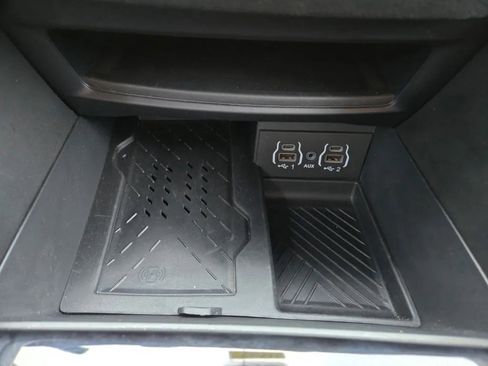 Used 2025 Chrysler Pacifica Limited image 22