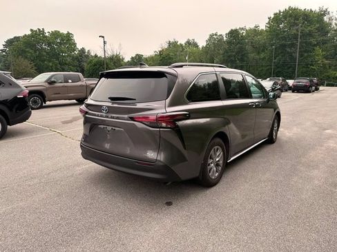 Used 2022 Toyota Sienna XLE AWD/4WD image 3