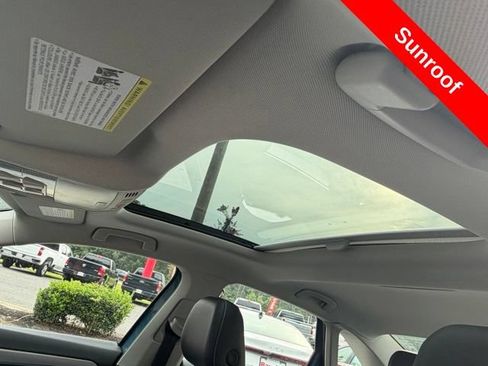 Used 2025 Volkswagen Jetta SE FWD image 15