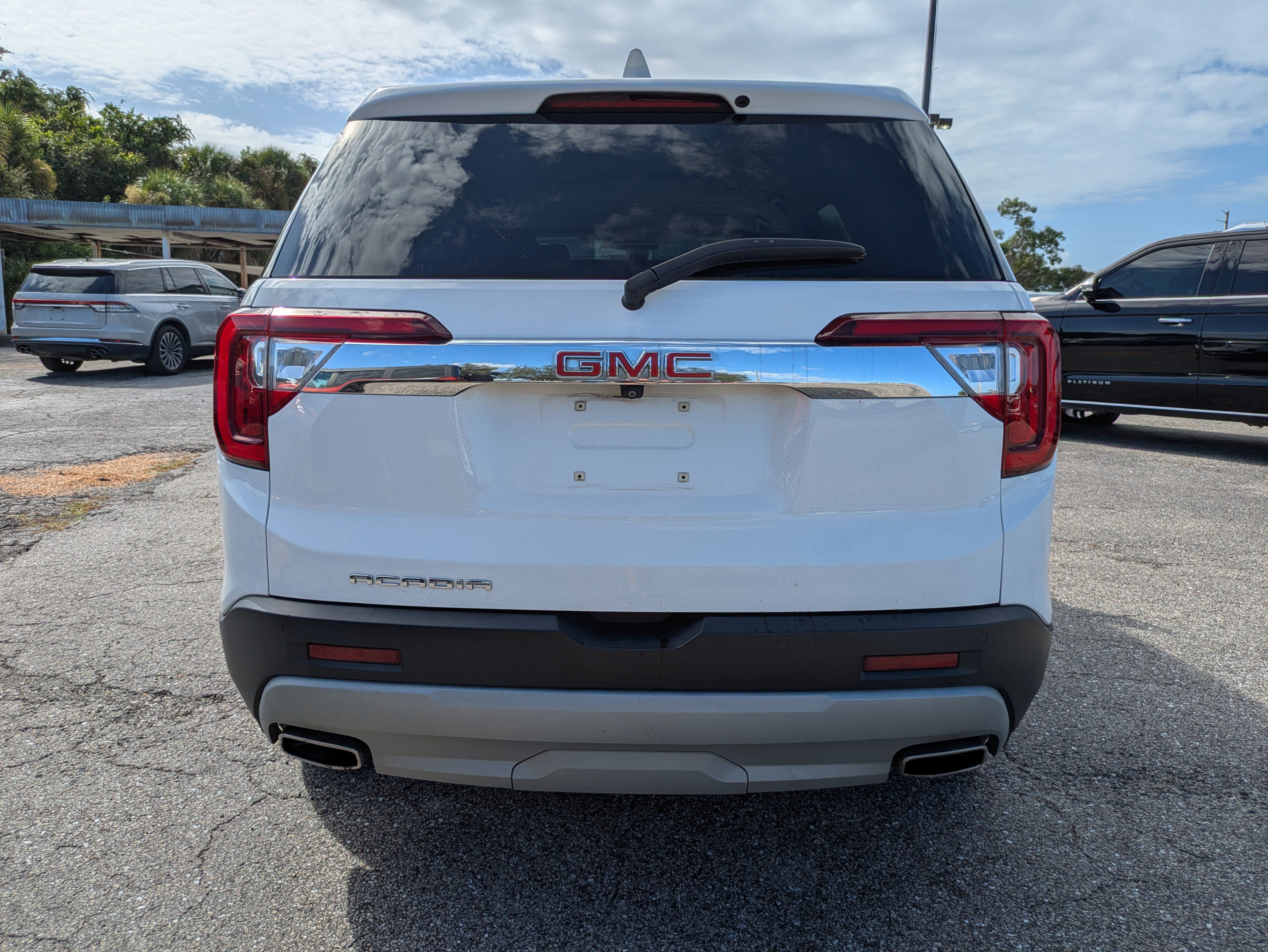 Used 2023 GMC Acadia SLE FWD image 5