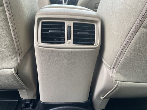 Used 2018 Nissan Rogue SV w/ Premium Package image 19