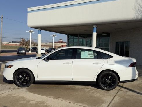 Certified 2025 Honda Accord SE image 6