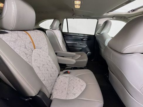 Used 2023 Toyota Highlander Bronze Edition AWD/4WD image 31