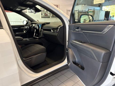 Used 2025 GMC Acadia Elevation image 28