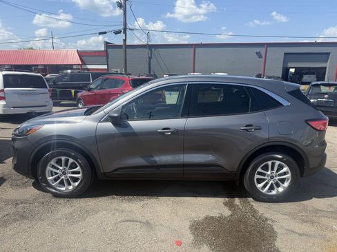 Used 2022 Ford Escape SE image 2