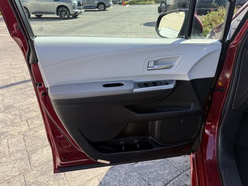 Used 2025 Toyota Sienna XLE image 10