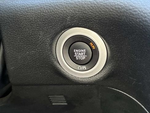 Used 2025 Chrysler Pacifica Limited FWD image 33