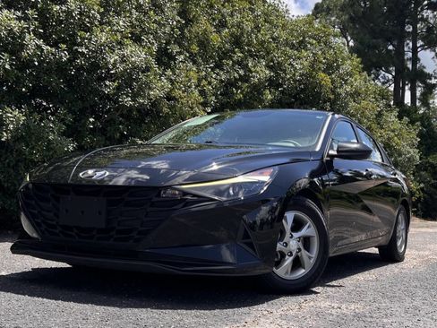 Used 2021 Hyundai Elantra SE image 2