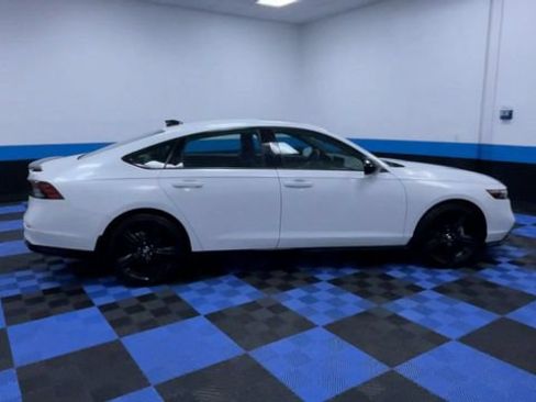 Used 2023 Honda Accord Sport image 9