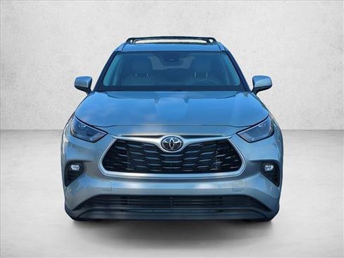 Used 2025 Toyota Highlander XLE FWD image 2