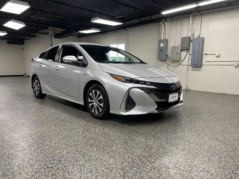 Used 2022 Toyota Prius Prime XLE FWD image 2
