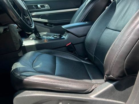 Used 2018 Ford Explorer XLT w/ Equipment Group 202A AWD/4WD image 28